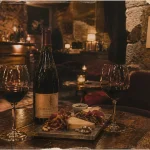 Bar à vin romantique paris : verres de vin, bougies, tables calmes