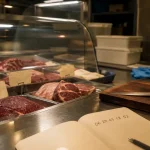 Boucherie halal nimes : vitrine et certification sur un comptoir