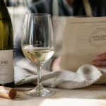 Vin nature sancerre, bouteille et verre sur table en lin, “Sancerre Nature” sur une carte