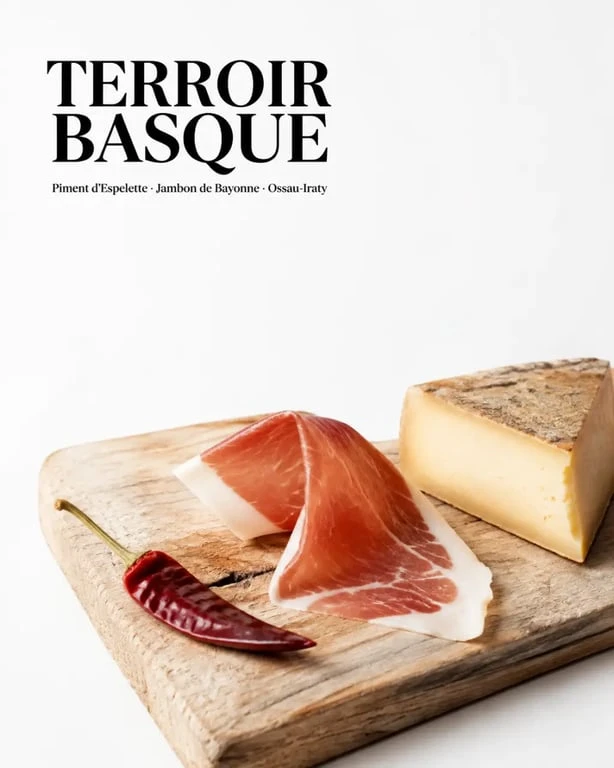 Produits emblématiques du terroir basque : piment d'Espelette, jambon de Bayonne et Ossau-Iraty