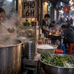 Food street vietnam : stand pho à Hanoi, bols inox et vapeur