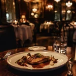 Table d’un restaurant gastronomique à Vichy, salle Belle Époque, menu et accords mets-vins-eaux