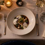 Restaurant gastronomique définition : table gastronomique, assiette et couverts